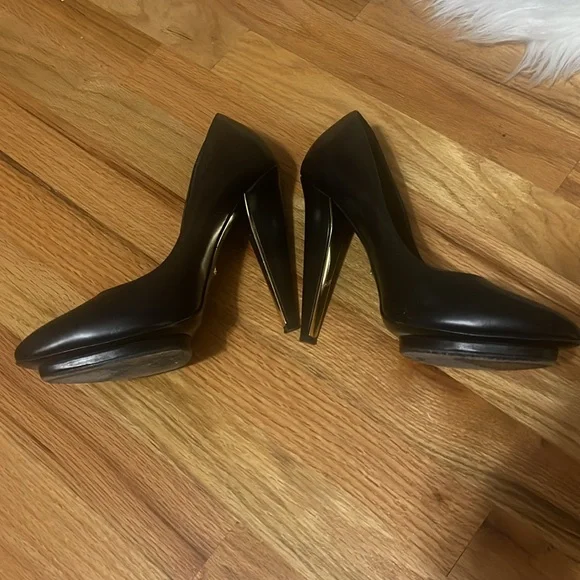 Roberto Cavalli black pumps with gold heel accent - Picture 2 of 11